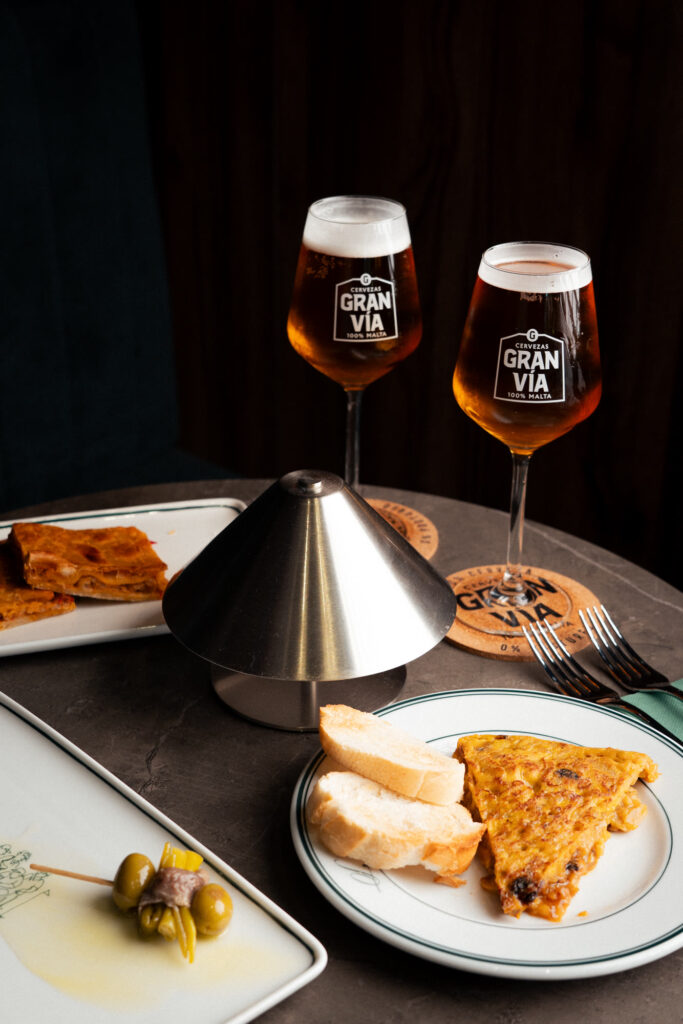 Tapas y cerveza en Socket, club de golf y bar en Madrid